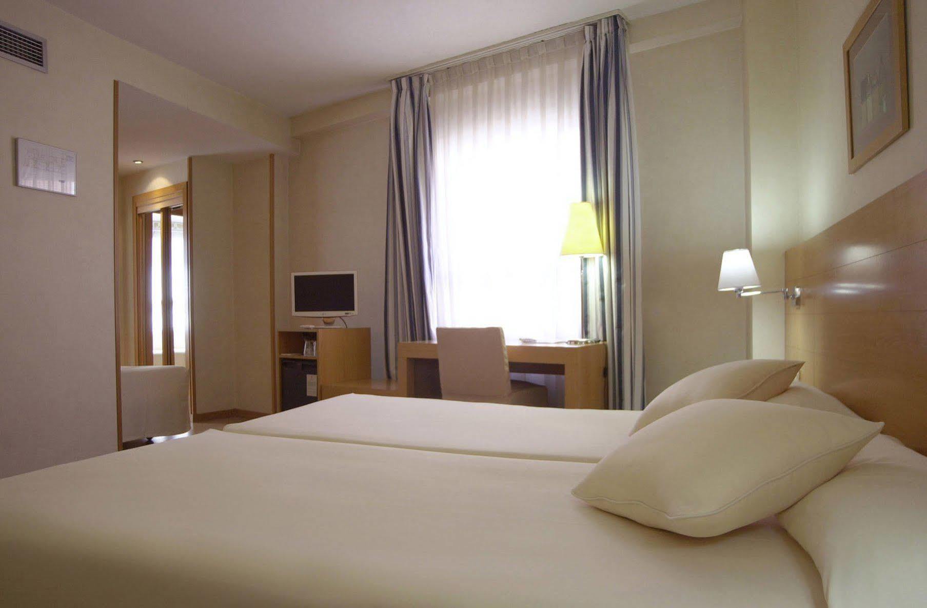 Infanta Mercedes Madrid Extérieur photo